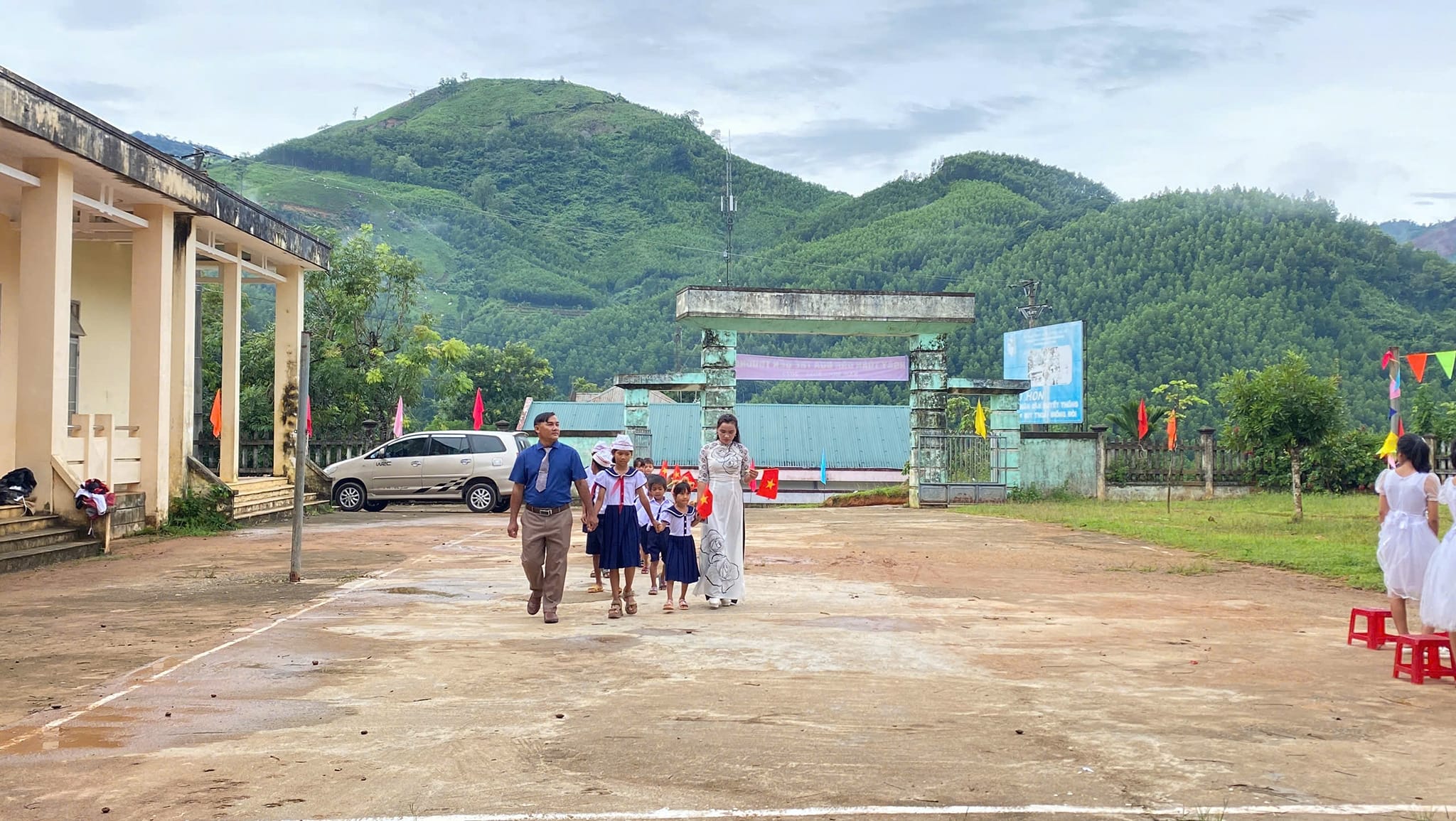 Hình ảnh đón học sinh lớp 1