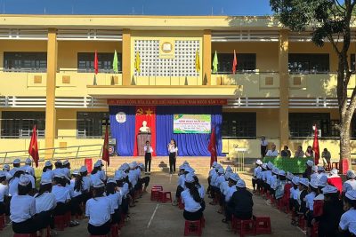 Sáng ngày 30/ 9/ 2024, Ban giám hiệu nhà trường, liên đội và giáo viên cấp trung học tổ chức sinh hoạt dưới cờ, Chuyên đề: Xây dựng tình bạn đẹp, nói không với bạo lực học đường – Chủ đề: “Văn hóa ứng xử học đường”.